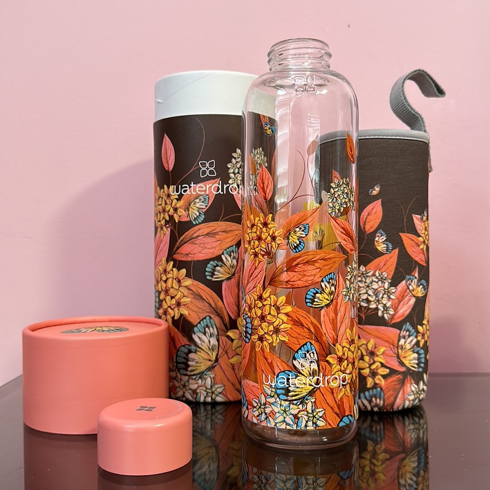 NWT Hoya Limited Edition Glass Water Bottle